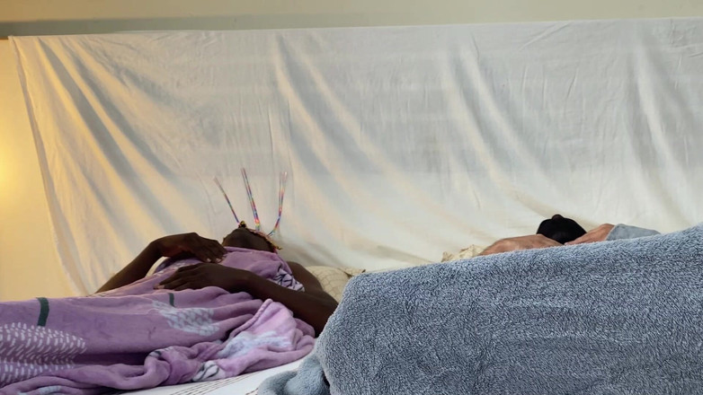 Girlnona: 妻は忠実を保とうとしたが、夫の親友に対抗できなかった デカ黒チンポ パート1