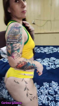 Brasiliansk MILF stor röv små bröst fot fethis