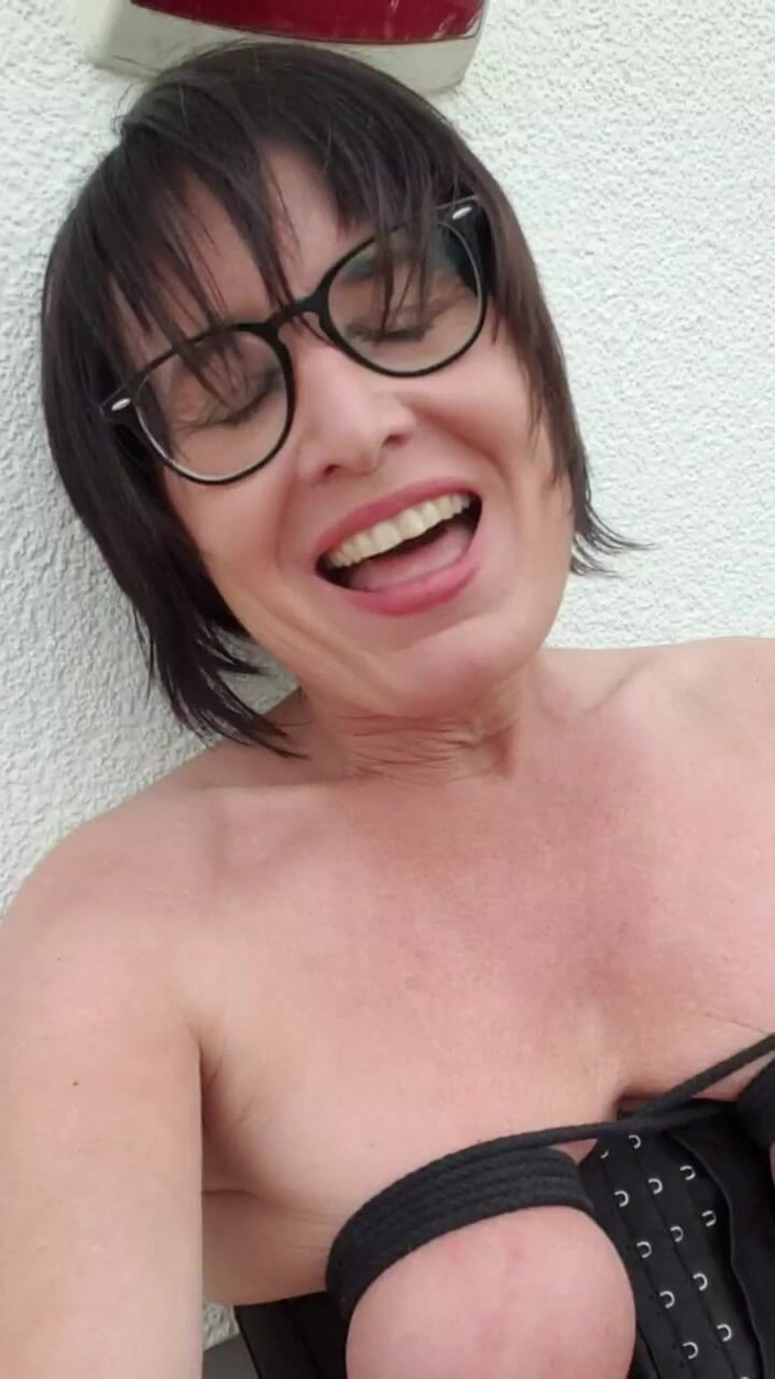 JulieEroticDress: Niekończący się orgazm na zewnątrz