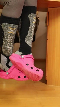 Quần legging màu xám, tắc nghẽn màu hồng, vớ trượt tuyết & đi chân trần dưới bàn làm việc