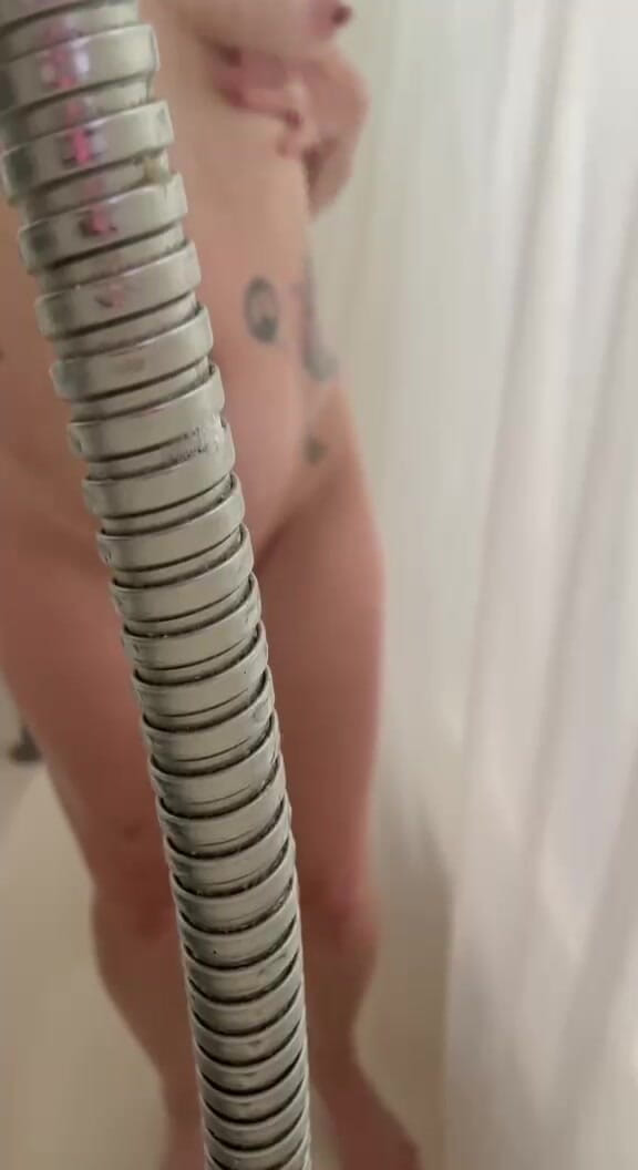 littleanda: Let's shower