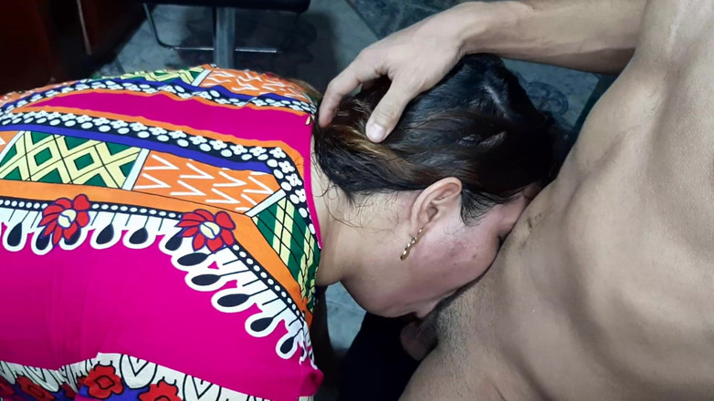 Chloe Denaly: 我在厨房里变得饥渴 第3部分 我吮吸他美味的鸡巴