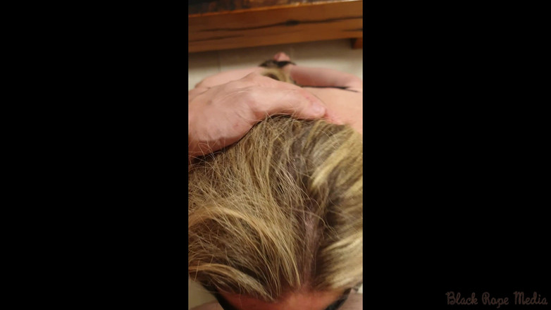 Miriam Slave: Mamă sexy Victoria legată și suge pula