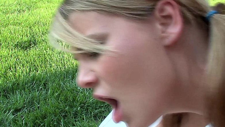 SEXUAL SIN: 穿着马尾辫的肮脏场景1肮脏的金发女郎kimberly在花园里激情做爱