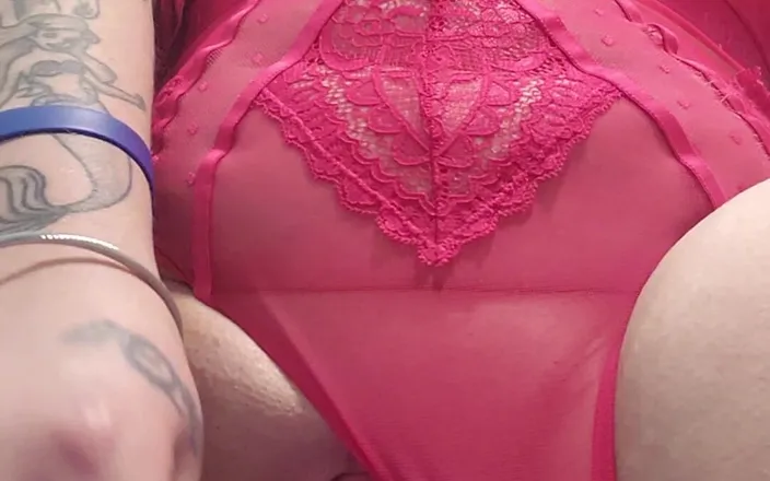 Paiigee: Cutie Red Head Please Her Moist Shaved Cunt with a...