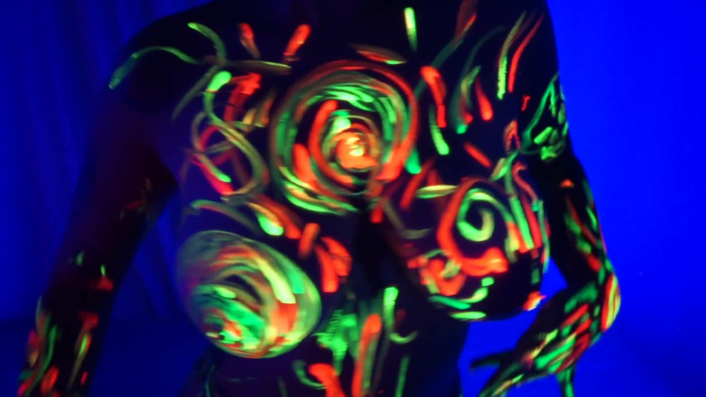 Cipriani: Amelie gets neon paint on her body