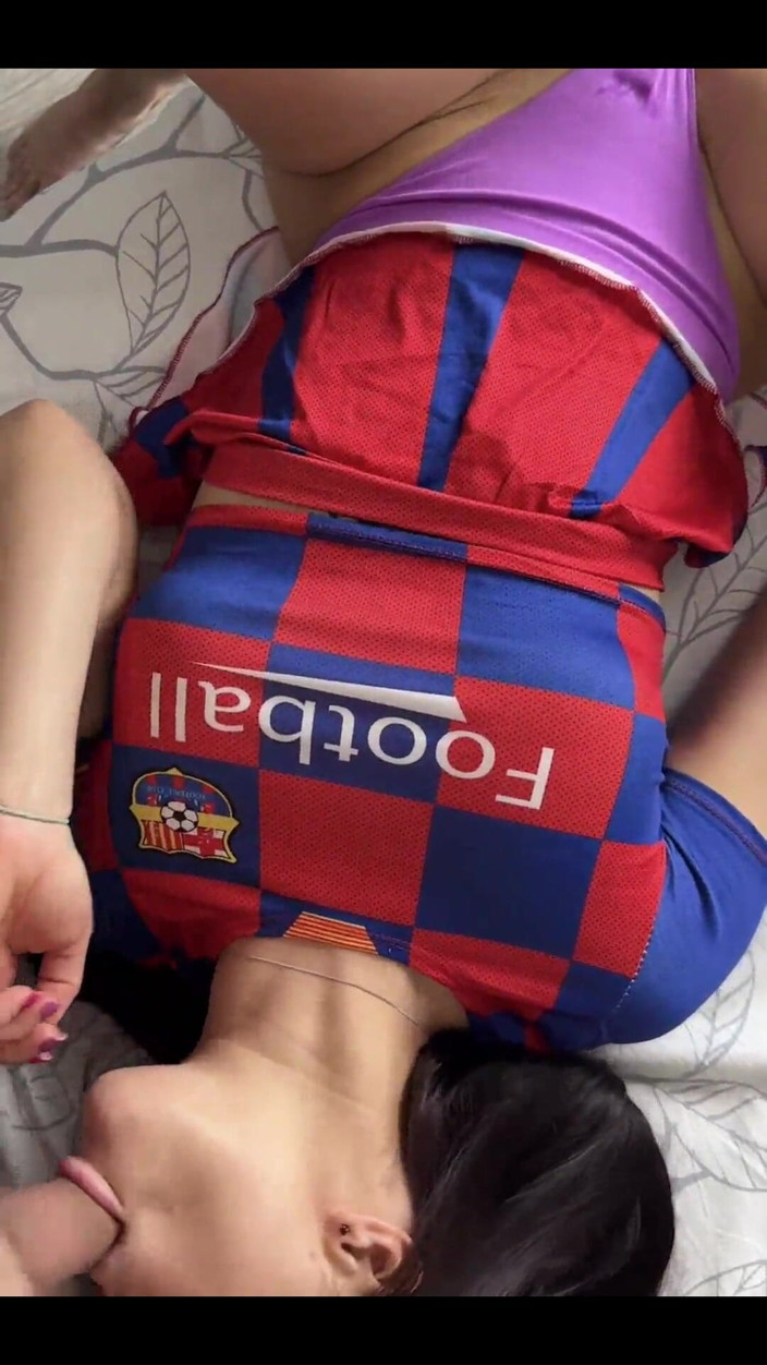ComerZ: Une pom-pom girl sexy à gros cul se tape deux bites
