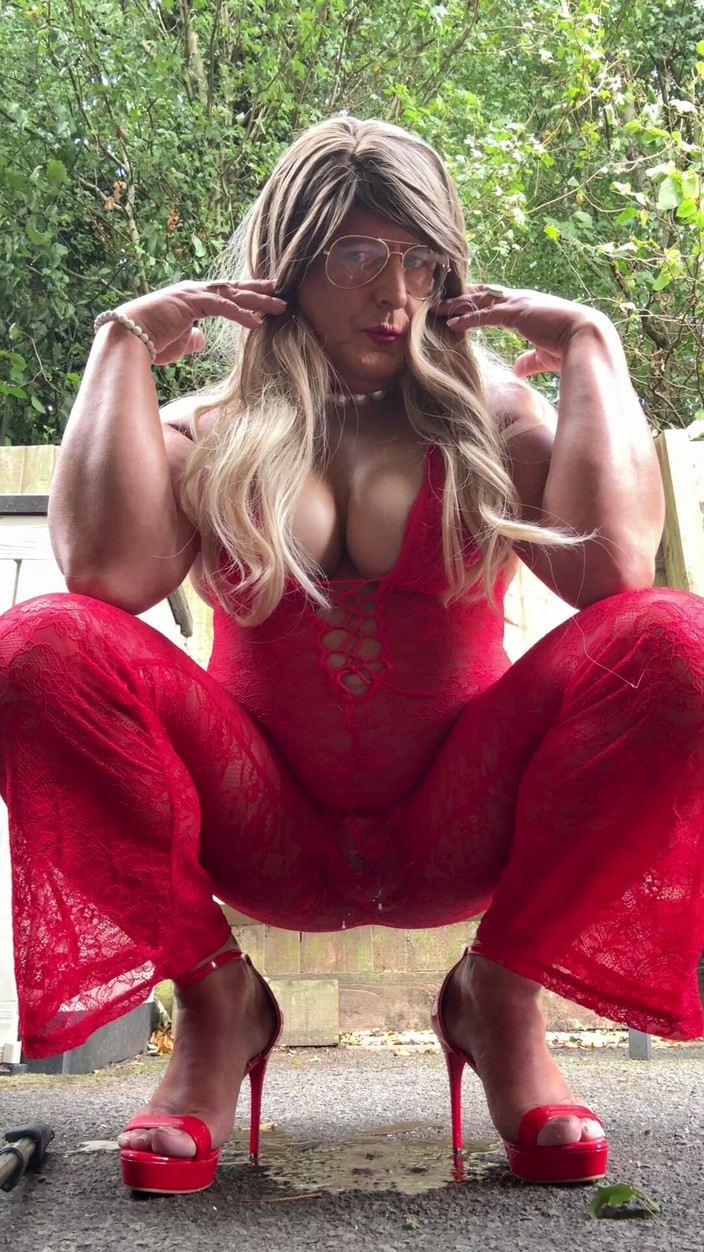 Kellycd2022: Сексуальный кроссдрессер Kellycd2022 в сексуальном красном комбинезоне и на каблуках