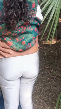 Una scopata calda all'aperto con una studentessa di college