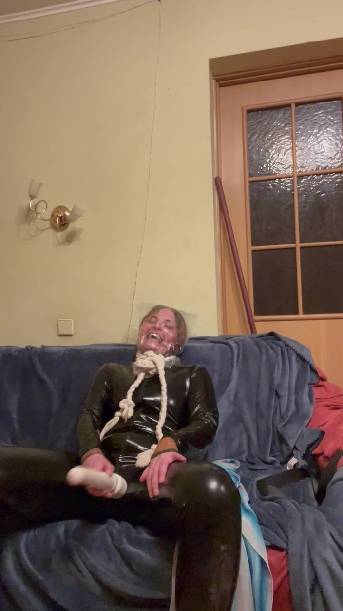 Elena917: 라텍스 캣수트 2개와 비닐 봉지에 5분