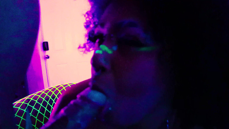 Smash Thots Films: ボンデージ黒檀猫リトルブルーJはチャンプのようにバックショットを取ります