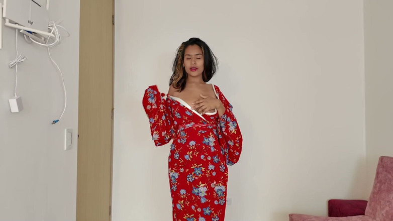 Mhara Hills: Geisha sexy face striptease
