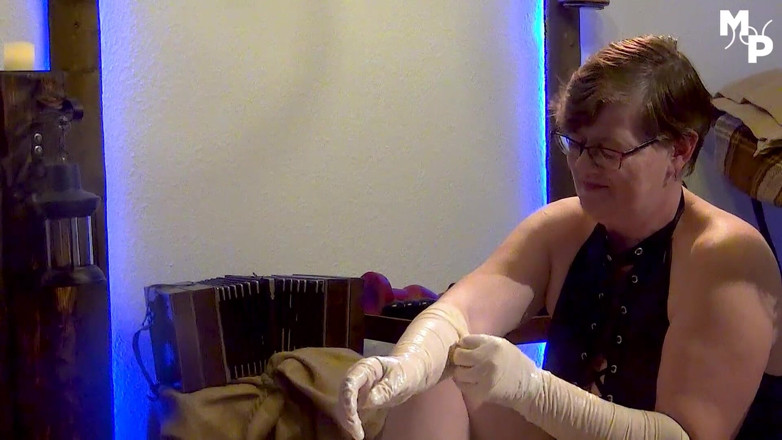 Schwester Sandra: Dominação feminina fisting e fodendo sua boceta masculina