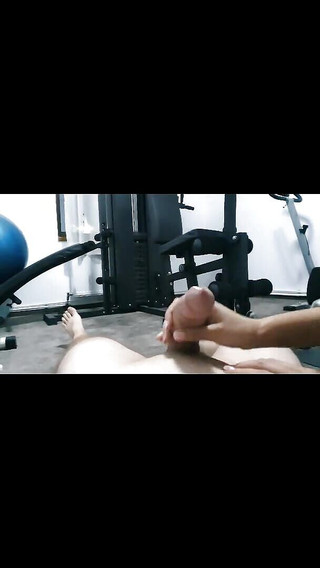 badkittyB: Грубе фемдом уретральне зондування раба в тренажерному залі з 12-дюймовими розширювачами, мастурбує