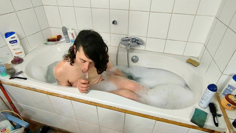 Sara B: Ciuccia il dildo in bagno