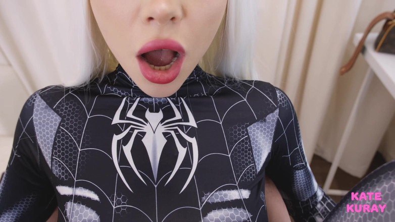 Kate Kuray: Kate Kuray este futută într-un costum de Spiderman