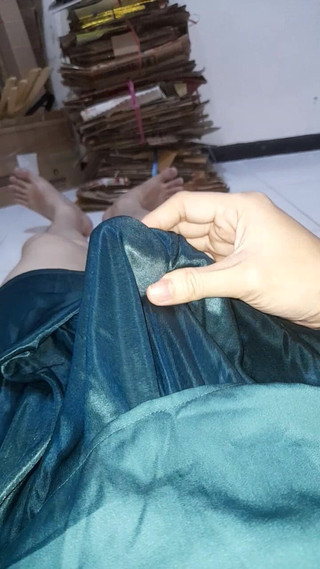 Naomisinka: Transvestã¤t im chiffon-kleid mit seidigem futter