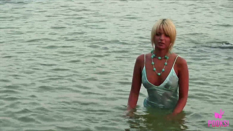 Pooksi: Beach beauty Arya rubs her sugar snatch until she cums!
