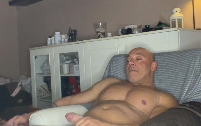 Dexterxxlfun: Бодібілдер пан гуру дрочить 2 рази домашнє