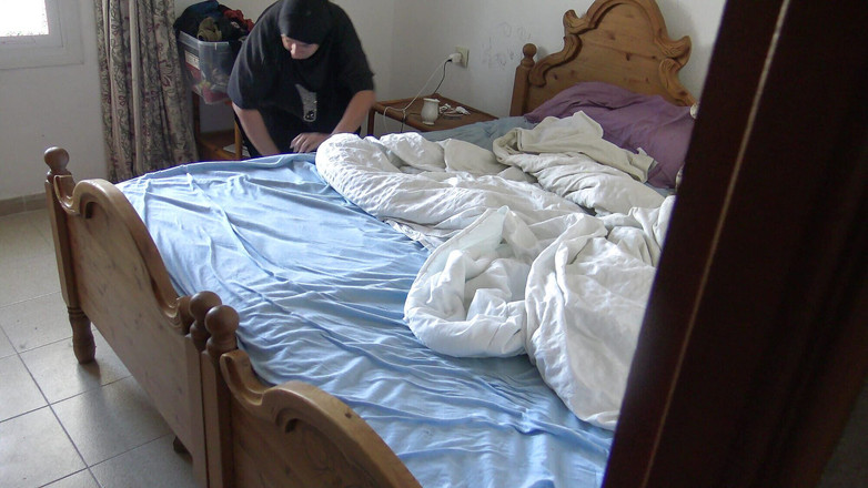 Souzan Halabi: Tedesco pervertito si masturba la sua cameriera musulmana delle pulizie...