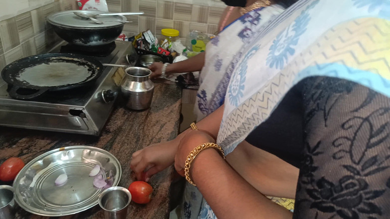 Magilmathi: 已婚女人享受热辣的女同性恋