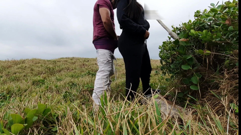 Novinha Insaciavel: Anální den na pláži s nadrženými Voyersi