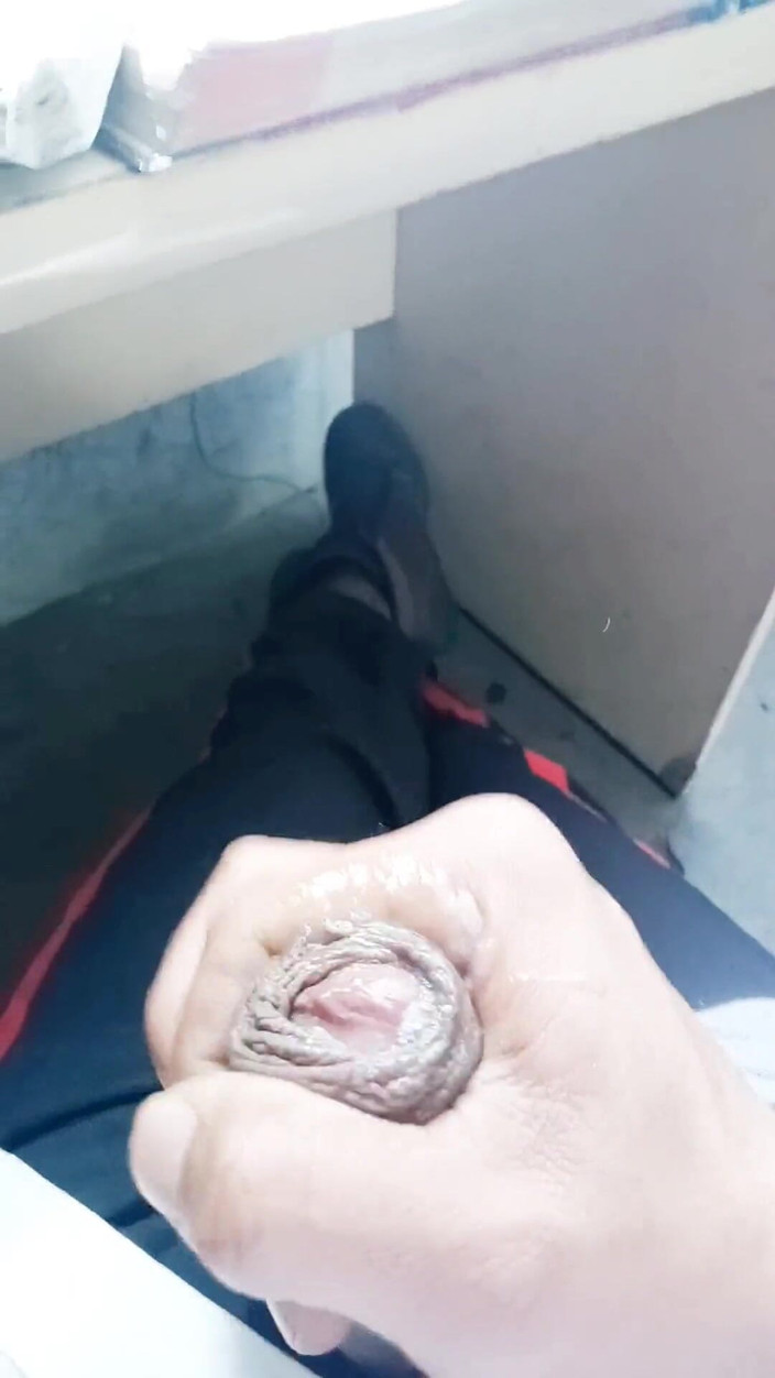 213san: 我在工作，我的朋友让我欲火中烧，我不得不给她撸管，直到我所有的乳汁都流出来。