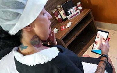 Amopornobr: Nevinná pokojská znovu útočí