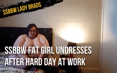 SSBBWLadyBrads: SSBBW tlustá dívka se svléká po náročném dni v práci