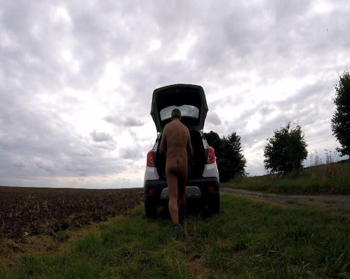 Andy: Desnudo alrededor del coche