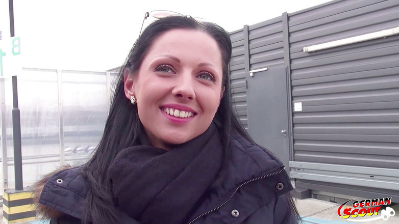 German Scout: 德国童子军 - 苗条熟女7月太阳