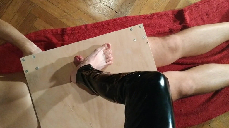 Beth Kinky: Domina pov péro poddá bosé nohy a plácá péro svému...