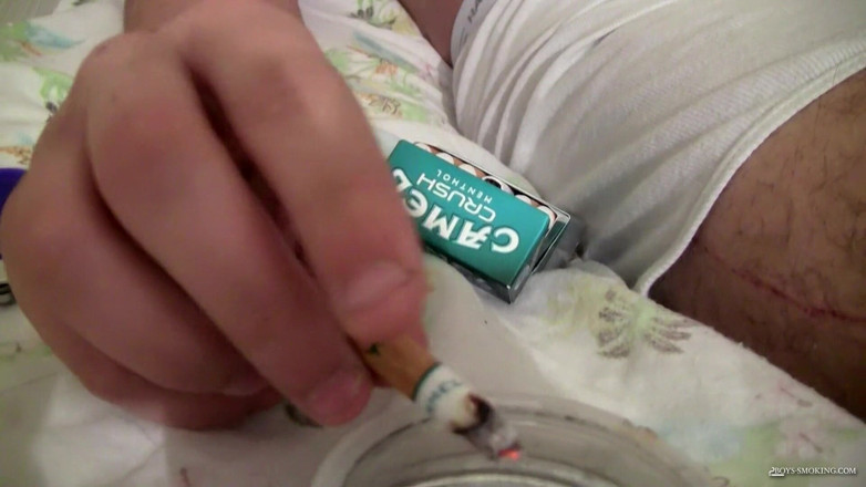 Boys Smoking: Лео Макартур курить і гладить