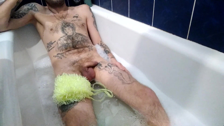 Zona901: Stepmom jerks off my cock and bathes me in the...