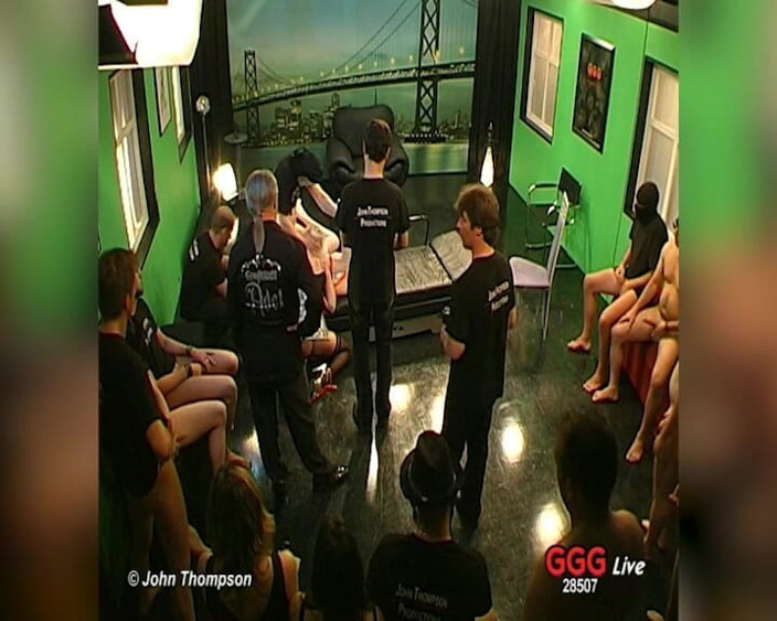 FUCK PARTY XXX and VINTAGE PARTY: Vivian在Ggg现场群交中吮吸鸡巴并被颜射