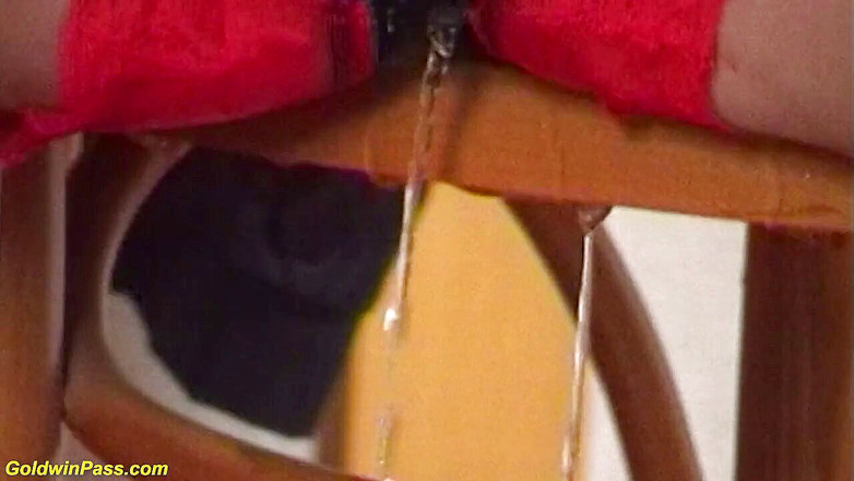 Goldwin pass: Мила екстремальна сексуальна руда мамка на своєму першому уроці еротичної сечі