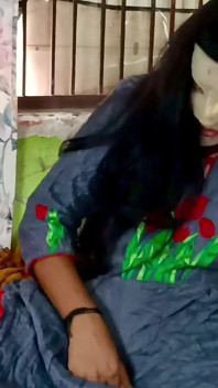 Když byla Didi sama ve vesnici, viděl jsem v pokoji, jak se Didi snaží dát okurku do vagíny. Část 1