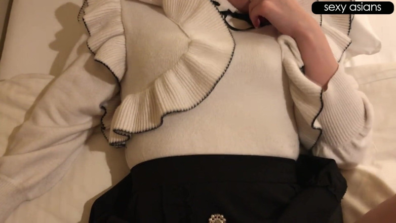Studio Modern Shunga - JAV: 女仆咖啡馆秘密玩耍。苗条的美女在闭门前打破每一条规则时,无辜地微笑。