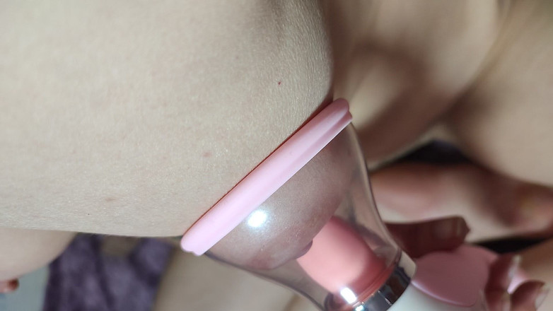 Roy1987: Küçük göğüslerin vakum pompalama