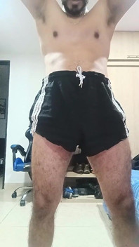 Penisul meu iese în timp ce fac exerciții când port pantaloni scurți