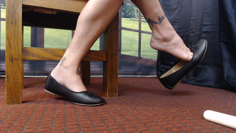 Abby Anna: Close up ballet flats dangle play natural