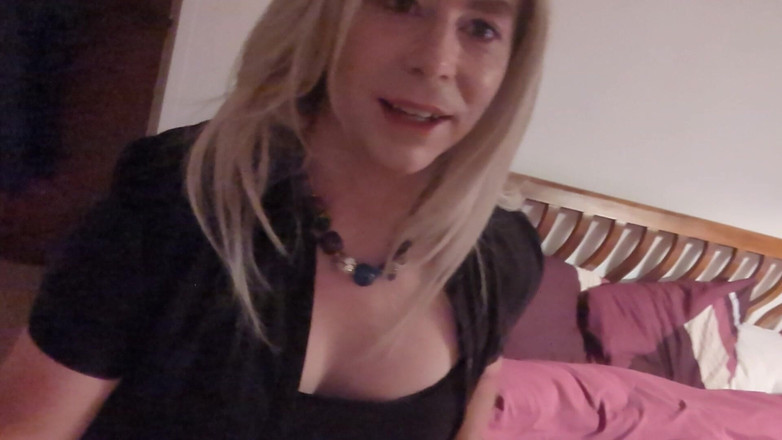 NikkiGee: Rilassarsi prima di andare a letto, calze, gonna corta e...