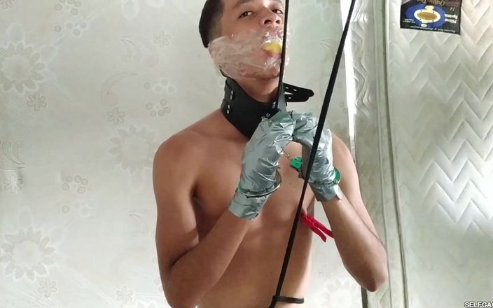 Selfgags femdom bondage: Verspielte catwoman spielt mit einsam dem einsamen latino-jungen!