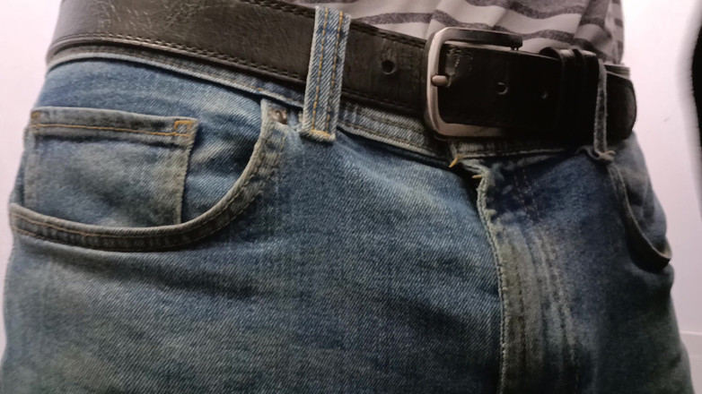 Rockardglans: Banheiros públicos mijando, masturbando, gozando de perto usando jeans - Rockard...