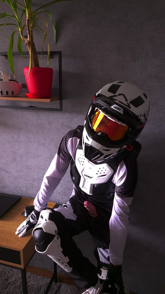 Sneakersmax98: Хотів дрочити під час носіння нового спорядження