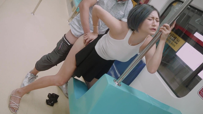 Asian Milfs n Teens: Сцена з азіатською збудженою красунею в метро - збоченці мамки та тінки