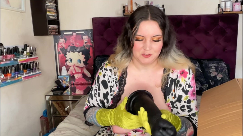 MissFFW: 汚れた娼婦が新しいおもちゃのセレクションを開封する