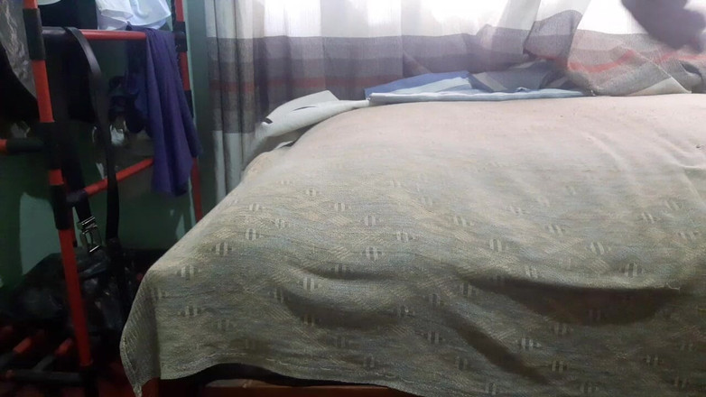 Soni Deo: 一个男人玩弄物品