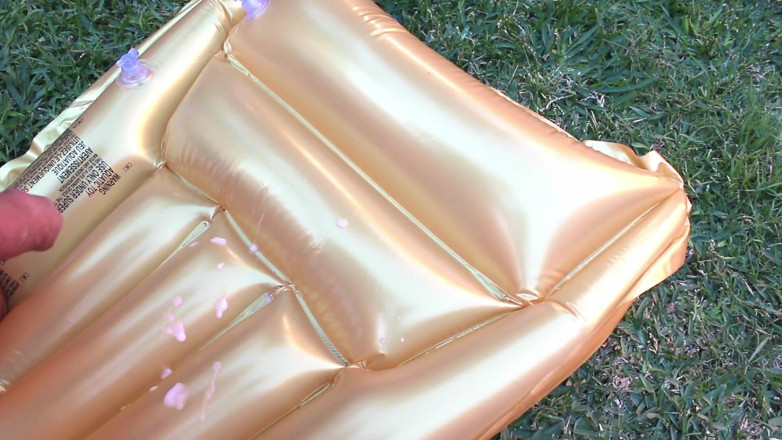 Inflatable Lovers: Pool air matress