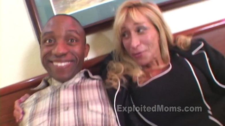 Xes Network: Hot fit tight body cougar mature sexy big huge tits...